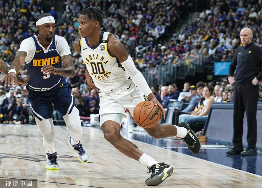 他在接受采 他在接受采